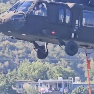 Yangına müdahale eden askeri helikopterin pilotu, kendisini selamlayan çocuğa el salladı