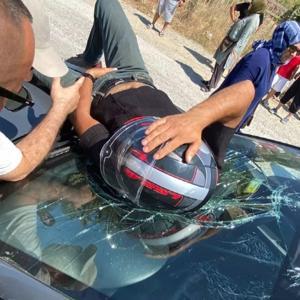 Otomobilin Çarptığı Motosiklet Sürücüsü, Düştüğü Aracın Üzerinde Ambulans Bekledi