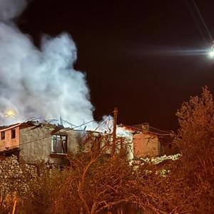 Bursa’da ahşap ev çıkan yangında küle döndü