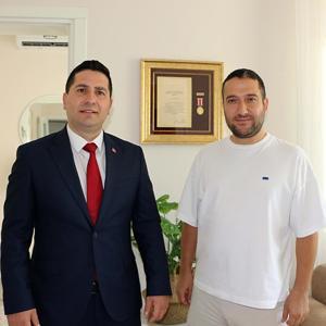 Sakarya İl Sağlık Müdürü Özdemir, 15 Temmuz’da ameliyatına girdiği gaziyi ziyaret etti