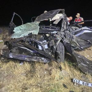 Elazığ’da otomobil yol kenarına devrildi: 2 ölü, 3 yaralı