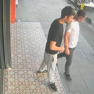 İstanbul - Sultangazide biri bekledi diğeri çaldı; telefon hırsızlığı kamerada