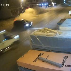 Alkollü sürücünün kontrolünü kaybettiği otomobil, kamyonetle çarpıştı; kaza kamerada