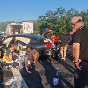 Otomobil önce kamyona ardından da bariyere çarptı: 5 yaralı