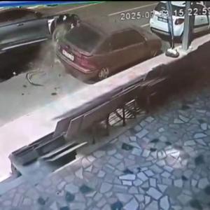 Yalovada cip, park halindeki 2 otomobile çarparak devrildi; kaza kamerada