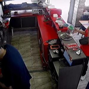 İstanbul- Esenyurt’ta dükkandaki sadaka kutusunu çalan şüpheli kamerada