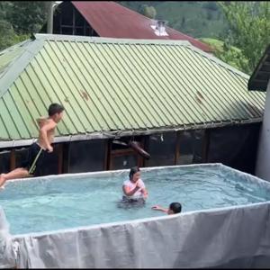 Kamyon kasasında çocukların yüzme keyfi kamerada