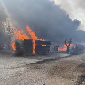 Antalyada arazide çıkan yangın, mobilya fabrikasına sıçradı
