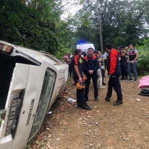 Rizede minibüs, yamaçtan yuvarlandı; 2 ölü, 3 yaralı