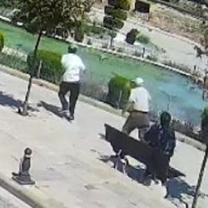 Telefon dolandırıcısı, parkta buluştuğu kadının parasını alıp kaçtı: o anlar kamerada