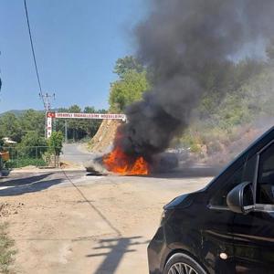 Seyir halindeyken yanan otomobil kullanılamaz hale geldi