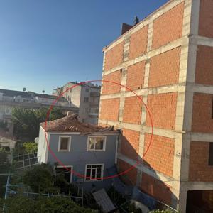 Rüzgar, inşaatın tuğlalarını savurdu: Bir evde hasar meydana geldi