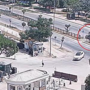Yaya geçidinde otomobilin çarptığı yaya yaralandı; kaza kamerada