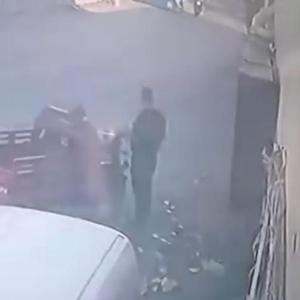 Otomobille çarpışan motosikletin sürücüsü yaralandı; kaza anı kamerada