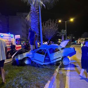 Kontrolden çıkarak refüjdeki ağaca çarpan otomobilin sürücüsü öldü