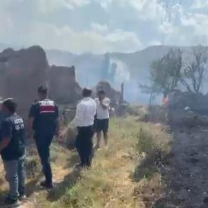 Köyde çıkan yangında 5 ev zarar gördü