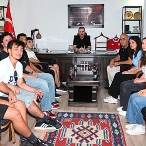 Sınavda derece yapan öğrencilerden protokole ziyaret