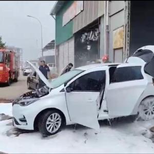 Otomobildeki yangın güçlükle söndürüldü