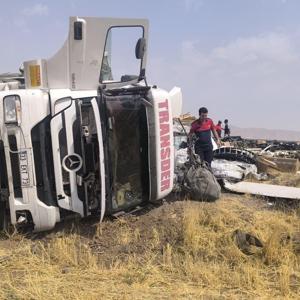 Nusaybin’de TIR devrildi: 1 yaralı