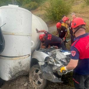 Beton mikseri, otomobilin üzerine devrildi; 1 ölü, 1 yaralı