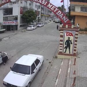 Otomobil, görme engelliye çarptı; kaza kamerada