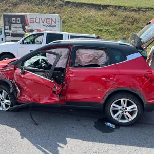 Yolcu otobüsüyle çarpışan otomobildeki 3 kişi yaralandı