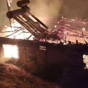 Evde çıkan yangın, bitişiktekine de sıçradı