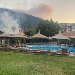 Otelin, bahçesindeki bar bölümünde çıkan yangın söndürüldü