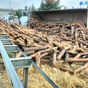 Amasya’da devrilen tırın sürücüsü yaralandı