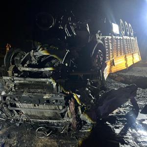 Mardinde, devrilerek alev alan TIR’ın şoförü yanarak öldü/ Ek fotoğraflar