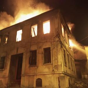 Balıkesirde 2 katlı tarihi bina yandı