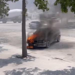 Otomobilde çıkan yangın, beton mikseriyle söndürüldü