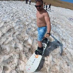 3 bin 200 rakımda kayak yapıp, gölde serinlediler