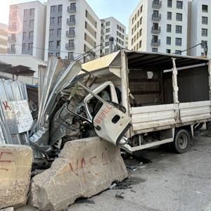Kamyon beton bloğa çarptı; sürücü yaralandı