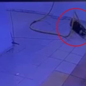 Su tahliyesi sırasında akıma kapılan kapıcının ölüm anı kamerada