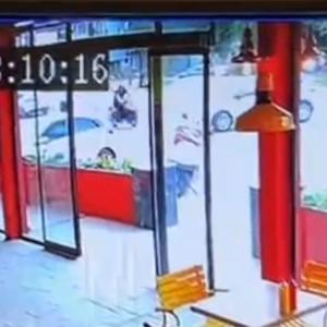 Otomobille çarpışan motosikletin sürücüsü yaralandı; kaza kamerada