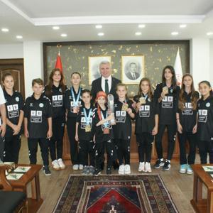 Sapanca Kaymakamı Yazıcıdan şampiyon karatecilere tebrik