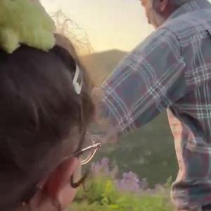 Üzüldüğü için veda edemediği torununun ardından dakikalarca koştu