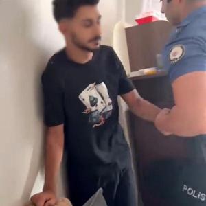 33 yıl hapisle aranan firari hükümlü, evdeki rafın arkasında saklanırken yakalandı; operasyon kamerada