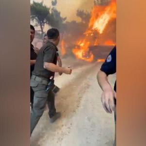 Yangın kapanında can pazarı: Çanakkalede itfaiye ekibi ölümden son anda kurtuldu
