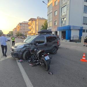 Elazığ’da motosiklet, hafif ticari araca çarptı: 3 yaralı