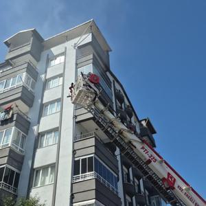 Yangın çıkan apartmanda mahsur kalan 5 kişi, itfaiye merdiveniyle tahliye edildi