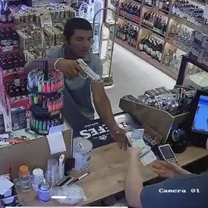 Kurusıkı tabancayla büfe soyan şüpheli adliyede