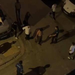 İstanbul - Sultangazi’de iki ailenin sokakta bıçaklı sopalı kavgası kamerada: 1 yaralı