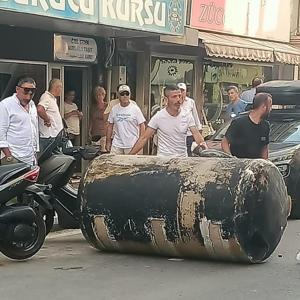 Balıkesirde kuvvetli rüzgar, 4 tonluk su deposunu caddeye uçurdu