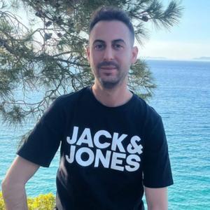 Refüjdeki ağaca çarpan otomobilin sürücüsü öldü