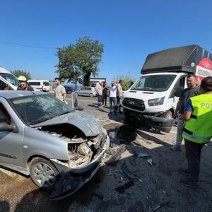Orduda otomobil ile kamyonet çarpıştı; 5 yaralı