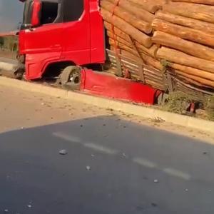 Trafikte şoförünün kontrolsüz ilerlediği tomruk yüklü TIR, refüje devrildi