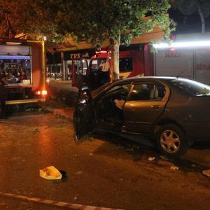 Otomobil ağaca çarptı: 2 ölü, 1 ağır yaralı