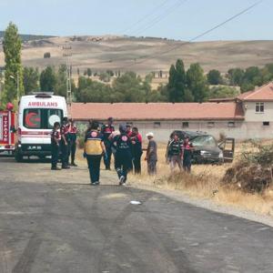 Hafif ticari araç, yol silindirine çarptı: 1 ölü, 1 ağır yaralı